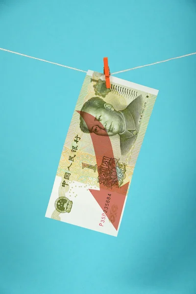 Daling van de Chinese yuan geïllustreerd over blauw — Stockfoto