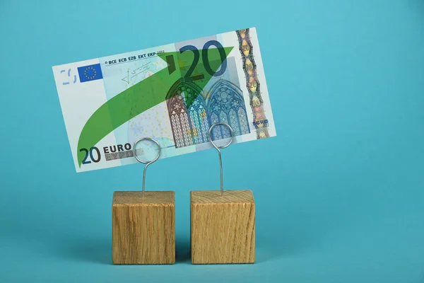 Crescimento do euro ilustrado sobre o azul — Fotografia de Stock
