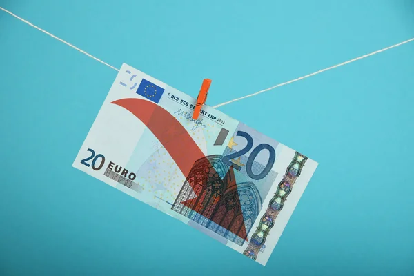 Disminución del euro ilustrada sobre azul — Foto de Stock