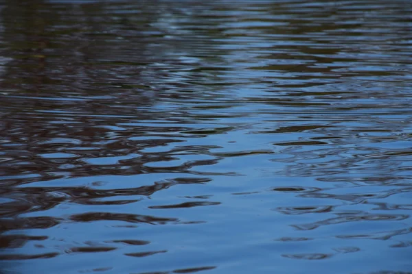 Blauw water rimpelingen oppervlaktetextuur — Stockfoto