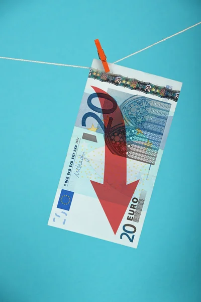 Disminución de la moneda euro ilustrada sobre azul — Foto de Stock