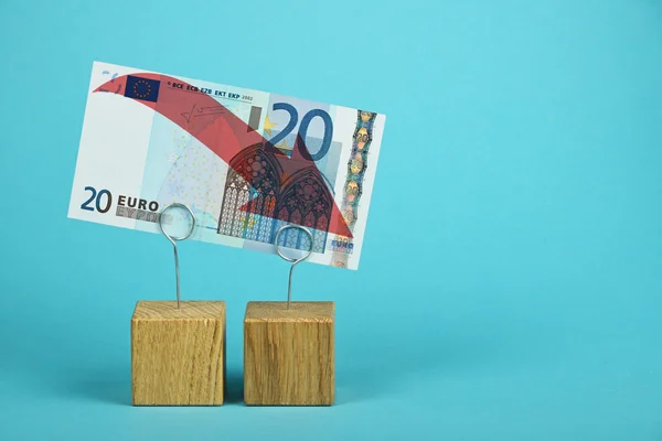 Disminución de la moneda euro ilustrada sobre azul — Foto de Stock