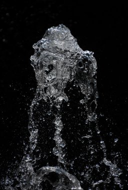 Çeşme su akışı ve damla üzerinde siyah