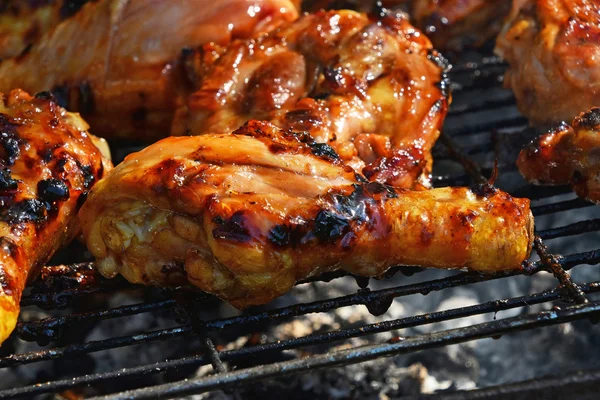 Daging ayam barbekyu di panggangan — Stok Foto