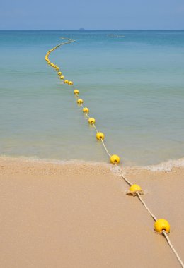 Sarı renkte denizde perspektif plaj