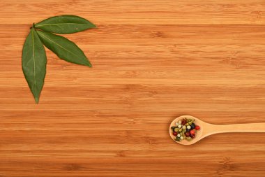 Defne yaprağı ve ahşap üzerine biber