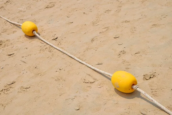Due boe marcatore giallo sulla spiaggia di sabbia — Foto Stock