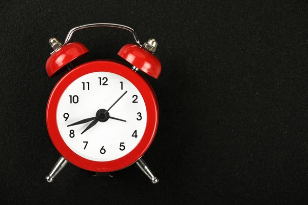 검은 칠판에 빨간 알람 시계 — 스톡 사진