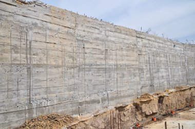 İnşaat sahasında beton duvar