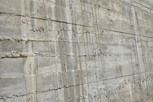 Слоистые бетонные стены в перспективе — стоковое фото