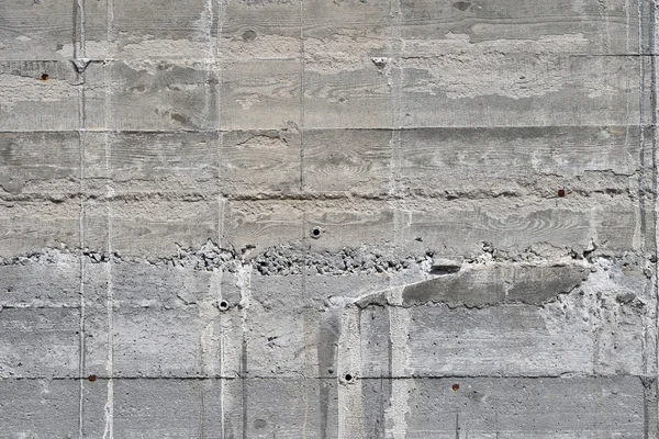 Parede de concreto com canos de cimento e corre — Fotografia de Stock