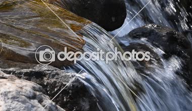 Brook su akışı küçük yarık ile