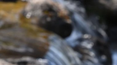 Brook su akışı küçük yarık ile