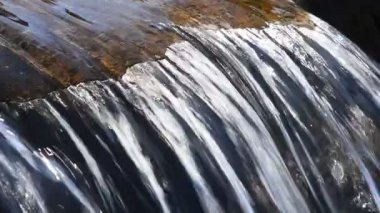 Brook su akışı küçük yarık ile