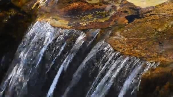 Брукський водяний потік з невеликим рифтом — стокове відео