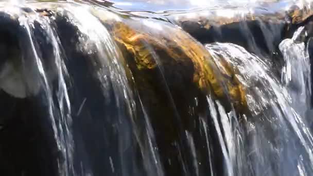 Proud vody potoka s malým trhlina — Stock video