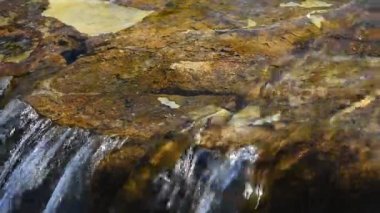 Brook su akışı küçük yarık ile