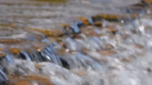 Proud vody potoka s malým trhlina — Stock video