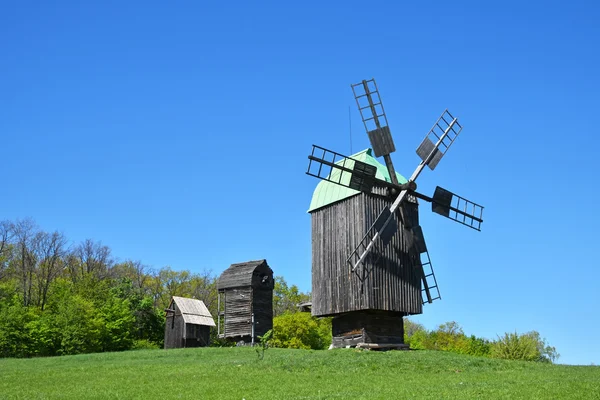 Ländliche Landschaft mit alten hölzernen Windmühlen — Stockfoto