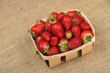 Çilek jüt tuval üzerine ahşap sepeti