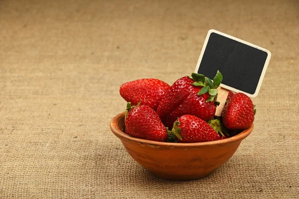 Erdbeere in Schale und Preisschild auf Leinwand — Stockfoto