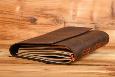 Not defterinde deri kapağı ahşap tablo