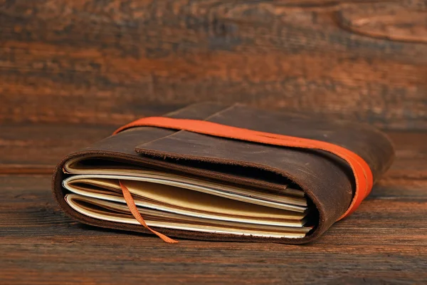 Not defterinde deri kapağı ahşap tablo