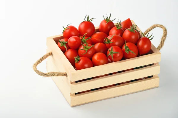Tomates rojos cherry en caja de madera sobre blanco — Foto de Stock
