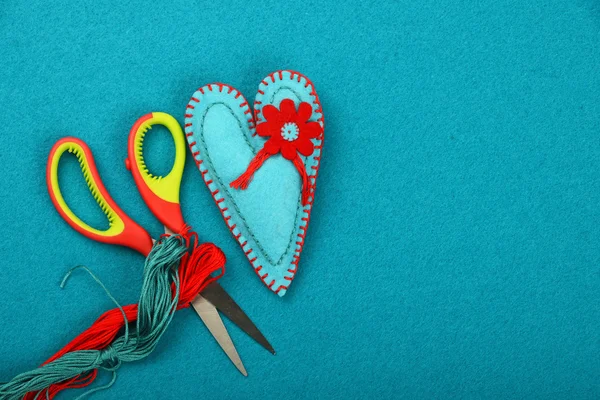 Ремесло і мистецтво відчували іграшкове серце, нитки і ножиці — стокове фото