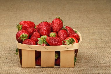Çilek jüt tuval üzerine ahşap sepeti