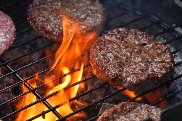 Alev ızgarada et Burger hamburger için ızgara — Stok fotoğraf