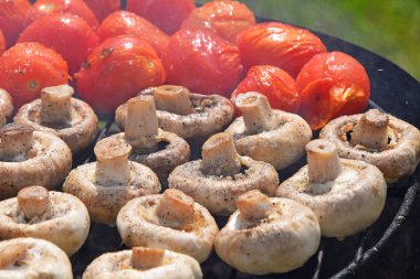 Champignon beyaz mantar ve ızgara domates