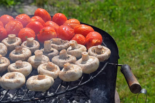 Champignon cogumelos brancos e tomates na grelha — Fotografia de Stock