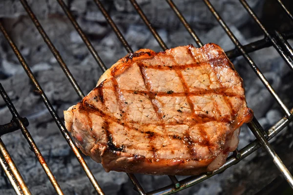 Um bife de carne pronto cozido na grelha — Fotografia de Stock