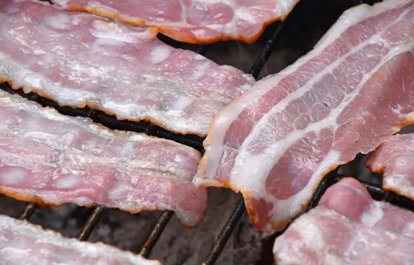 Roh geräucherte Speckscheiben auf Grill gekocht — Stockfoto