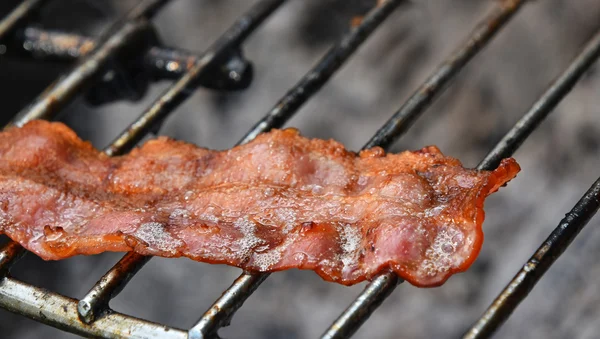 Ropogós füstölt bacon szelet főtt bbq grill — Stock Fotó