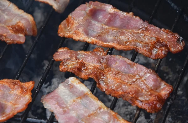 Crocante fumado bacon fatias cozido no bbq grill — Fotografia de Stock