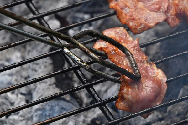 Zange mit Speckscheibe auf Grill gekocht — Stockfoto