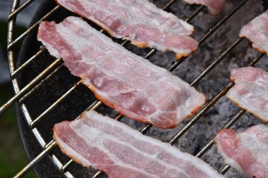 Barbekü ızgarada pişmiş ham pastırma füme dilimleri