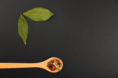 İki defne yaprağı ve biber Siyah Kara tahta üzerinde