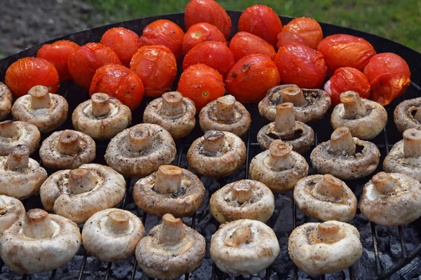 Champignon cogumelos brancos e tomates na grelha — Fotografia de Stock