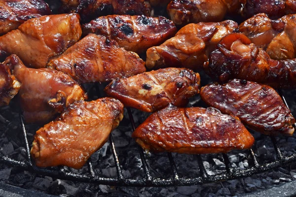 Asas de búfalo de frango cozidas em grelha de fumaça — Fotografia de Stock