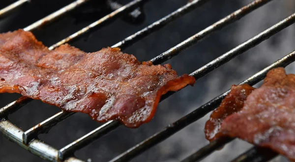 Ropogós füstölt szalonna szeletek főtt bbq grill — Stock Fotó
