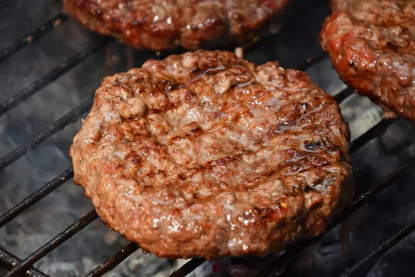 Hambúrgueres de carne para hambúrguer grelhado na grelha — Fotografia de Stock