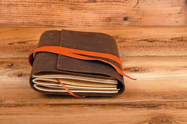 Not defterinde deri kapağı ahşap tablo