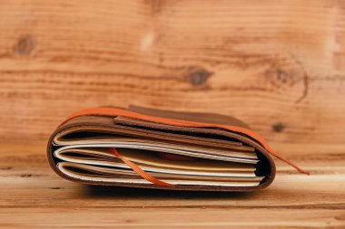 Not defterinde deri kapağı ahşap tablo