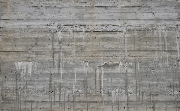 Betonfal cementtel lehajlások és fut — Stock Fotó