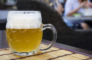 Tablo filtre uygulanmamış weizen bira cam kupa