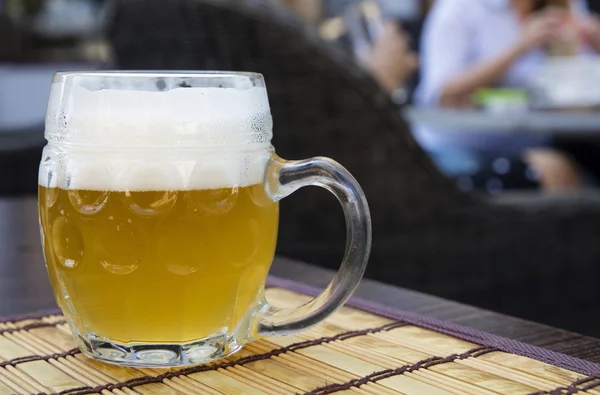 Tasse en verre de bière weizen non filtrée sur la table — Photo