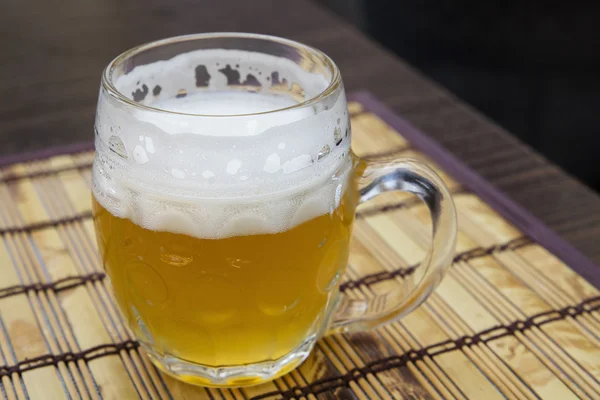 Tasse en verre de bière weizen non filtrée sur la table — Photo